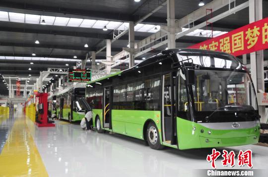 图为广西贵港市华奥新能源汽车有限公司新能源汽车生产作业区。 钟建珊 摄 图为广西贵港市华奥新能源汽车有限公司新能源汽车生产作业区。 钟建珊 摄